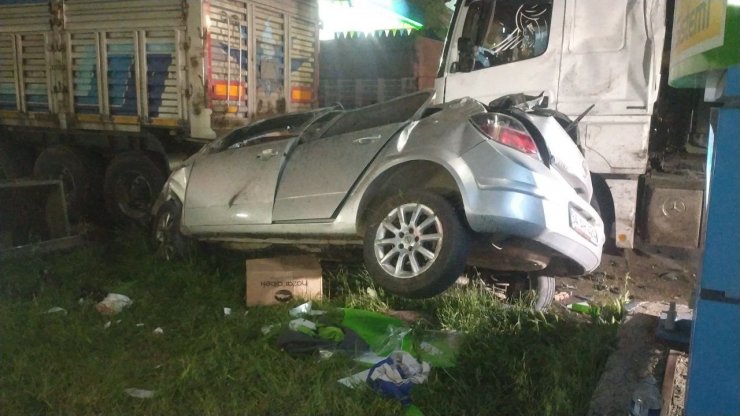Sürat Yapan Otomobil, 2 Üniversite Öğrencisini Yaşamdan Kopardı