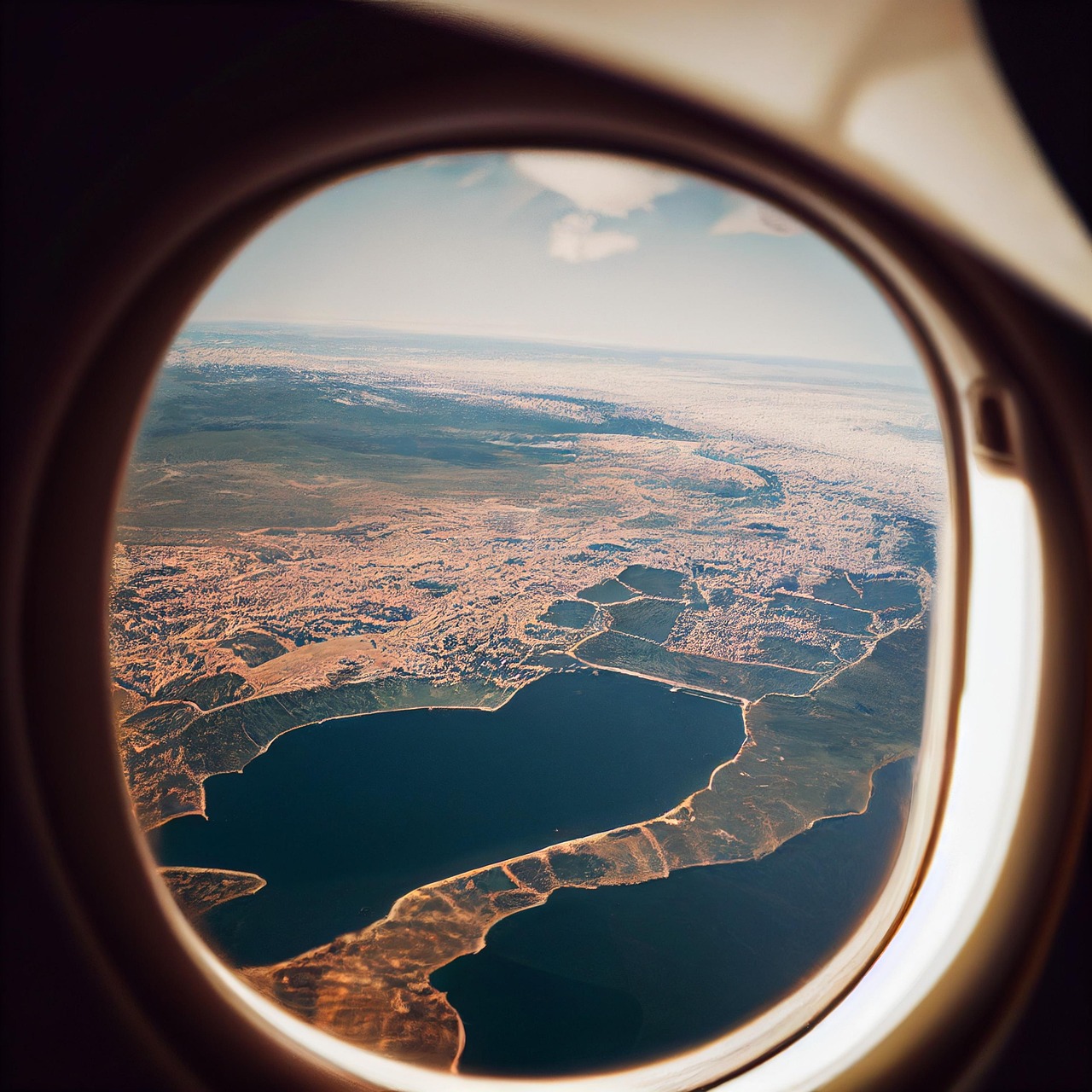 airplane-window-7443196-1280.jpg