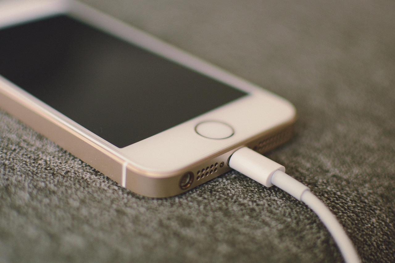 i-phone-2547677-1280.jpg